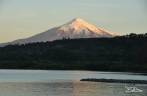 Fim de tarde em Pucón, no sul do Chile, com o vulcão Villarrica ao fundo